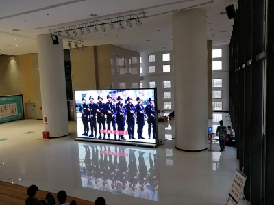 深圳沙井中心路新华书店p3可移动LED全彩显示屏